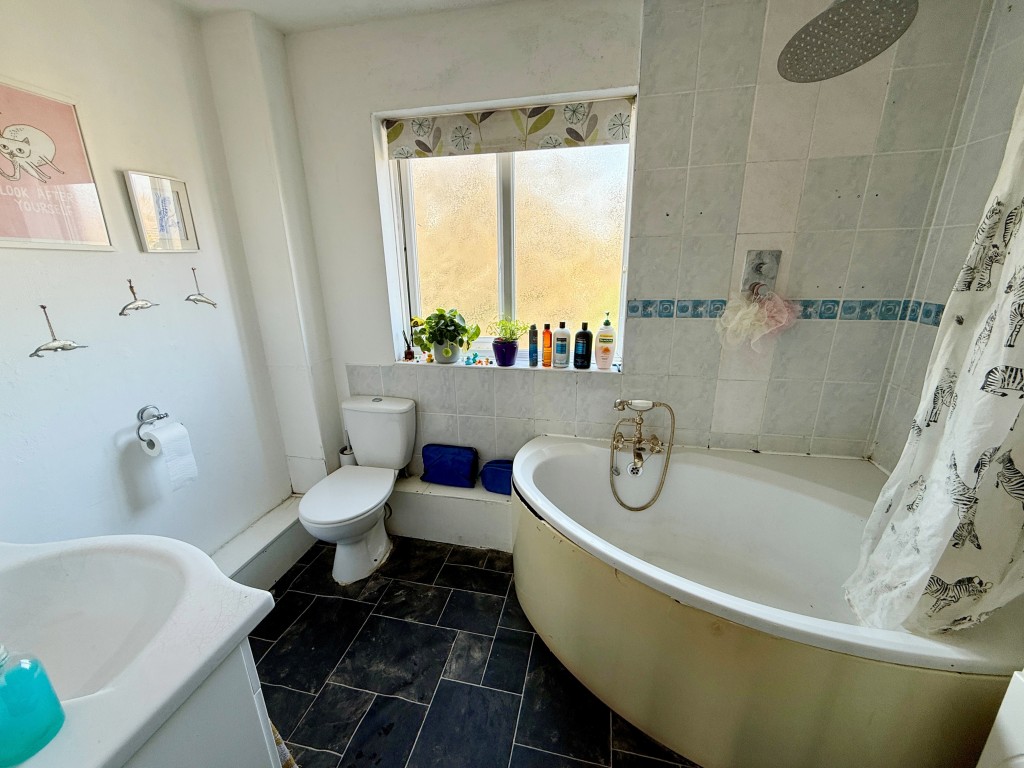 Lot: 23 - FIVE-BEDROOM HOUSE FOR IMPROVEMENT - Upstairs bathroom with W.C.